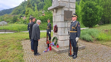 Venec sta položila poslanec Državnega zbora Republike Slovenije Jani Prednik ter častni občan Občine Ravne na Koroškem in predsednik ravenske borčevske organizacije Maksimiljan Večko.